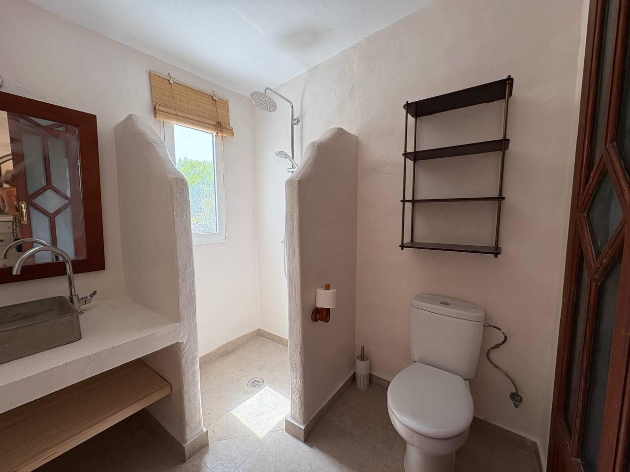 Baño blanco de estilo natural