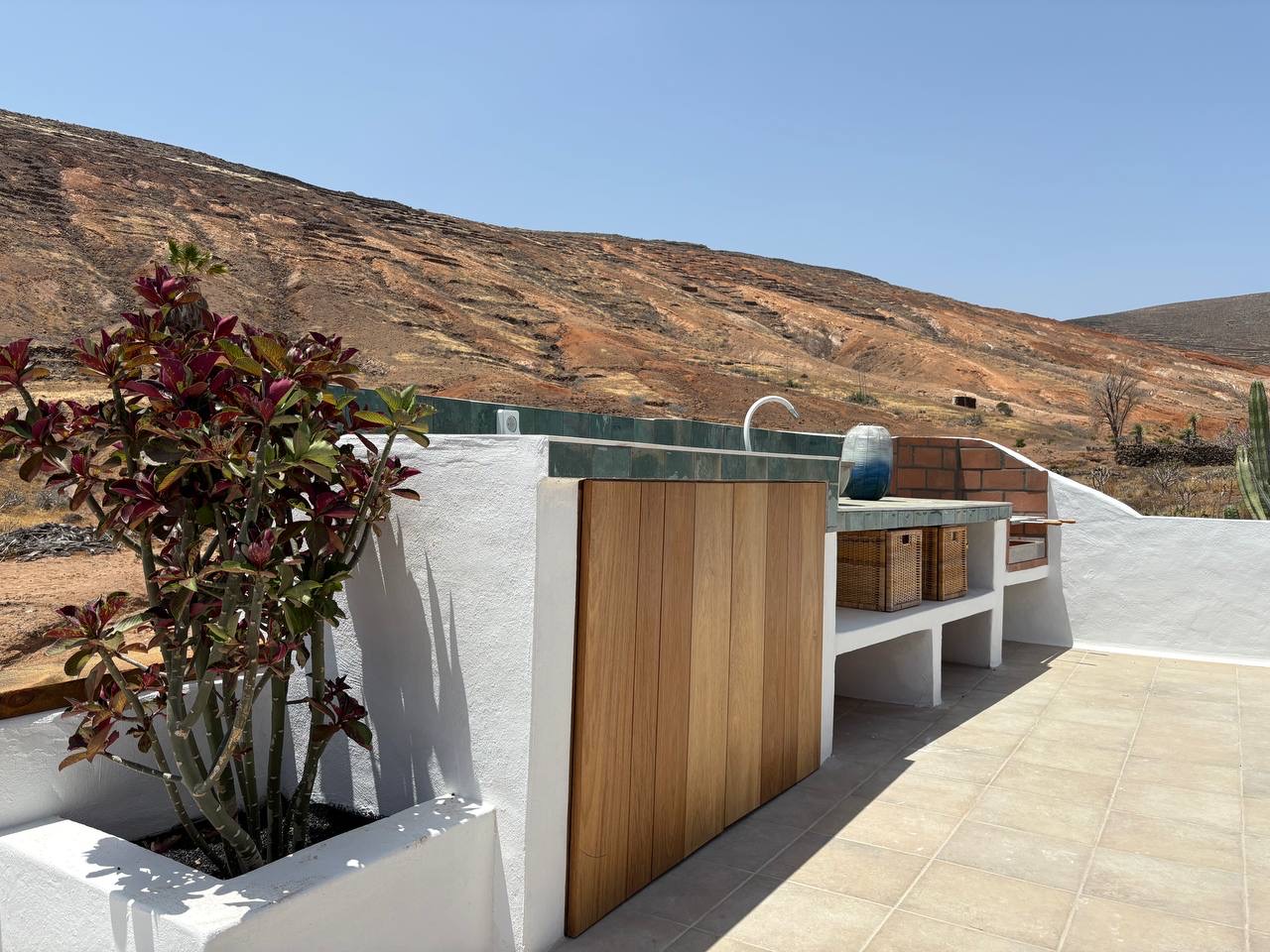Terraza exterior entre montañas volcánicas